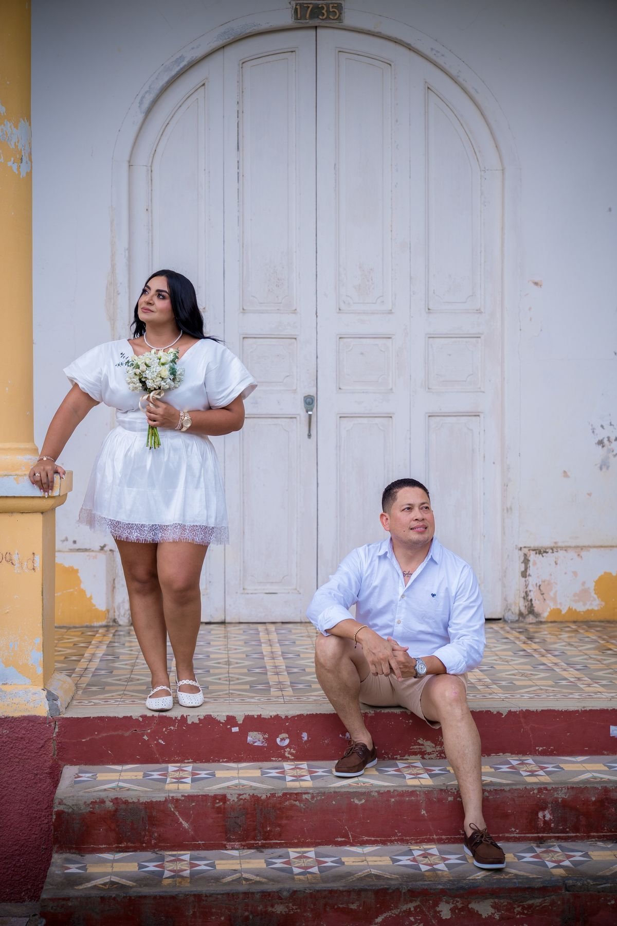 Amilkar y María Camila frente a una puerta colonial en Lorica